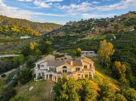 Panoramic View Villa with Pool - Events OK, hotel in Ramona