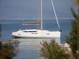 Sleep aboard a modern sailboat in Oeiras, hotel en Oeiras