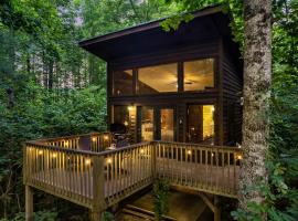 Rivers Edge Treehouses, hotelli kohteessa Robbinsville