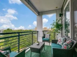 Beautiful Condo on Riverwalk w King Ste Free Parking Pet friendly centrally Located on the Riverwalk