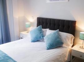 Wood Green Budget Rooms - Next to Mall & Metro Station - 10 Min to City Center, hotell i London