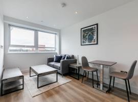 Bright and Modern Studio Apartment in East Grinstead, hótel í East Grinstead