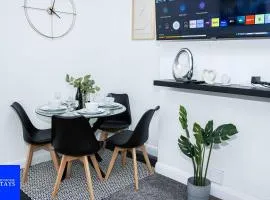 2ndHomeStays- Stoke-on-Trent-A Serene 3 Bed House with a Garden View-Suitable for Contractors-Relocation Families-Group of Friends-Sleeps 6 - 16 mins to J15 M6 and 36 mins to Alton Towers Resort