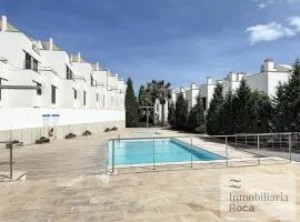 Adosado con piscina y vistas al mar