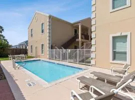 Modern ground flr condo 1/2 block to beach w pool!