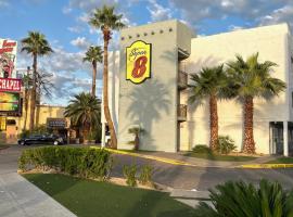 Super 8 by Wyndham Las Vegas North Strip/Fremont St. Area, hotel perto de Aeroporto de North Las Vegas - VGT, Las Vegas