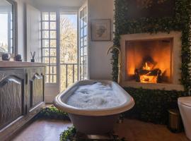 Sintra WOW - Unique double Smart Room in 17th century Palace! Hot tub, Snooker, BBQ, PS5, Sauna, Gym, готель у Сінтрі