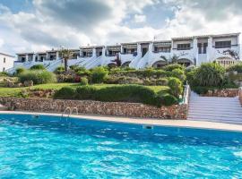 Lovely hideaway with pool and white sand beach, hotel v destinácii Arenal d'en Castell