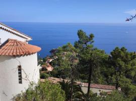 House with panoramic sea view, Le Trayas, hotel u gradu 'Saint-Raphaël'