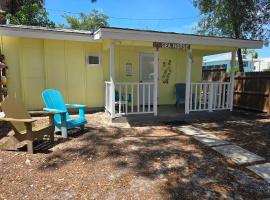 Seahorse - Tiny Home 1.2 Mi, 2 Beach Kitchen W & D Queen Bed, väikemaja sihtkohas Bonita Springs