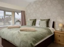 Arnside - Spacious 10-Bedroom Seaside Cottage