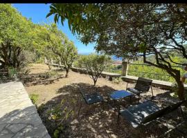 10 min de Monaco petite maison avec jardin vue mer et rocher de Monaco, hotel en La Turbie