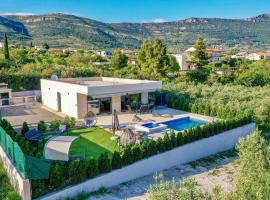 Nice Home In Kastel Novi With Outdoor Swimming Pool, hôtel à Kaštel Novi