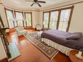 Cozy Victorian Apartment Downtown Sleeps 5