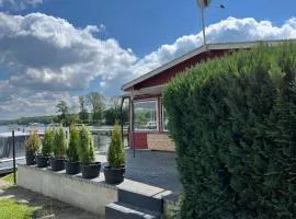 Bungalow direkt am See - Toilette und Dusche in separatem Gebäude