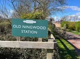 Old Ningwood Station Bed & Breakfast, Ningwood, Isle of Wight PO41 0TG, hotel de luxo em Shalfleet