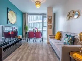 Stylish 2 bedroom City Centre Apartment with Free Convenient Grand Central Parking