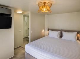 Hillside Elegance Suites, hotel i Fira