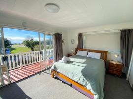 Coastal Charm in Patons Rock, villa a Rangihaeata