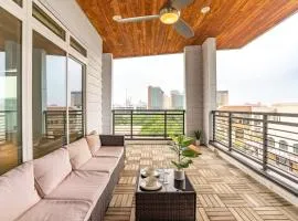 RiverWalk PentHouse Oasis w/Free Parking Gym Pool