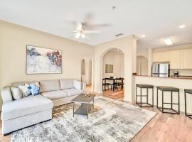 Bright Condo - 2BR with Pool & Hot Tub, near Disney!, hotel en Orlando