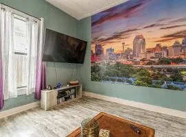 Free parking, PS4, grill, near downtown San Antonio