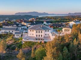 Villa Freya with stunning sea view, hotell i Kristiansund