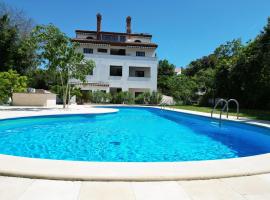 Green House Villa with Pool, מלון בבניולה