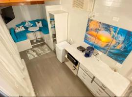 Bolivar Tiny Home #4 at Blue Eyes Park, hotel in Bolivar Peninsula