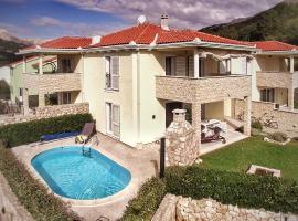 Ferienhaus mit Meerblick & Pool in Baška - Villa-Planina, hôtel à Baška