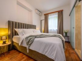 Yellow house with private parking, hotell Splitis