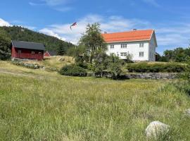 Lei idyllisk 1700talls gård!, hotell i Risør