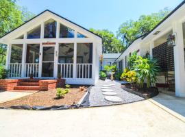 The Mini Moody - Luxurious Home Recently Renovated Close to Beach & Downtown, hotel en St. Augustine