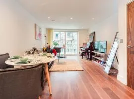 Stylish and Comfortable Canary Wharf Apartment perfect for long stays