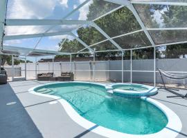 Stunning Modern Home in Tampa with Pool - Just 5 Minutes from Airport!, hotel en Tampa