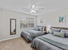 Family Friendly Townhouse with Reading Nook and Bike, hotell i Gainesville