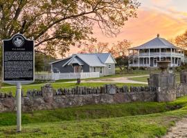 Kingsby Cottage - 1 Bedroom w Mountain views, hotel en Boerne