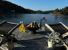 Moderne hytte i vannkanten med tilgang til brygge og båt, hotell i Risør