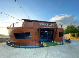 Noah's Ark Hotel powered by Cocotel, hotel di Dauis