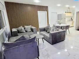 Beautiful Apartment in Ramat Gan Deluxe Suite Next to SHEBA Hospital, хотел в Рамат Ган