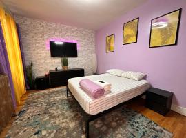 King size room in Manhattan Central Harlem, hotel sa New York