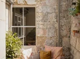 Georgian Cottage with Private Courtyard & Sun Terrace