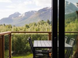 Scenic Nordic Retreat - Luxurious Apartment with Private Sauna and Panoramic Mountain Views, hótel í Stranda