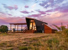 Grand Canyon Stargazing Off-Grid Tiny Home, hotel em Valle