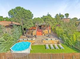 Cozy wood cabin, Casino, Pool, 25 min to Madrid Center, hotel i Madrid