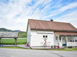 2 Bedroom Awesome Home In Tørvikbygd, casa rústica em Tyrvikbygd