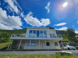 Modern cabin with panorama view, rumah liburan di Olden