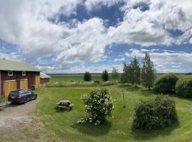 Beautiful Big Farm House with Spectacular Meteor Site View, hotel in Vaasa