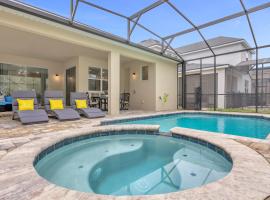 Upstay - Solara Resort Retreat w Pool and Hot Tub, feriehus i Kissimmee