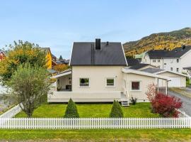 Modern house in secluded central Orkanger, hotel in Orkanger